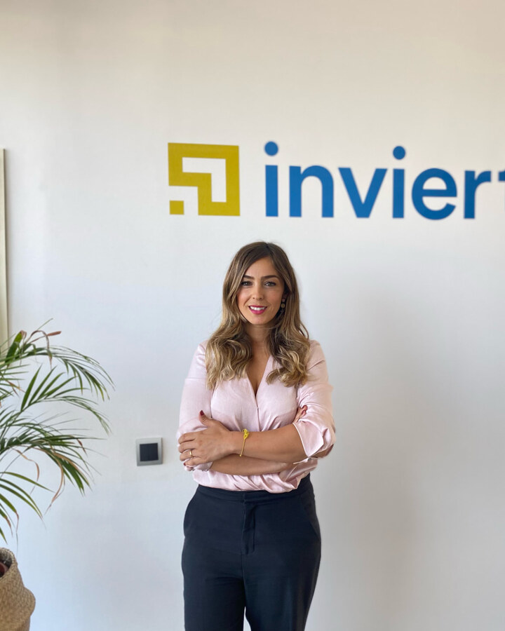Retrato de Rebeca Pérez, CEO y fundadora de Inviertis